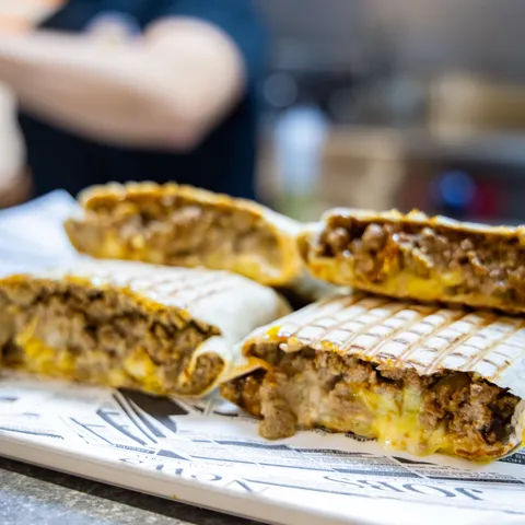 Tacos con queso derretido